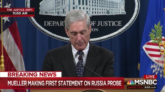 Vůbec první veřejné vystoupení vyšetřovatele Roberta Muellera přenášely všechny zpravodajské televize v přímém přenosu. Reprofoto: MSNBC