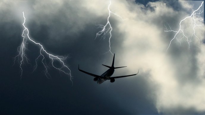 Létat v bouřce je dnes zcela normální. Foto: Megapixel