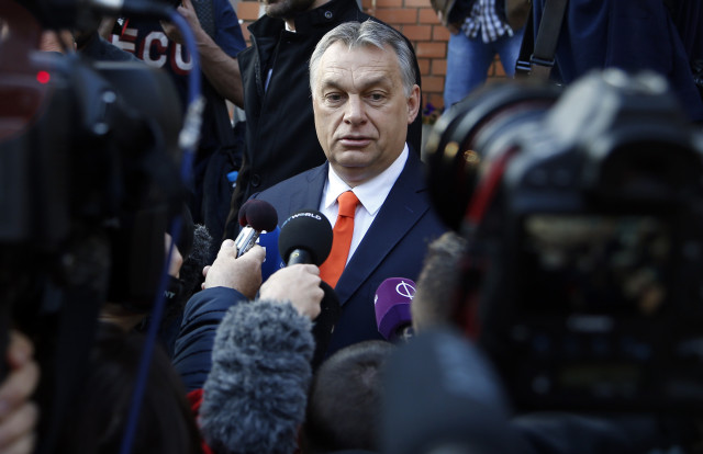 Maďarský premiér Viktor Orbán poskytuje vyjádření médiím. Ve většině z nich, alespoň těch maďarských, vyjde pozitivní článek nebo reportáž. Foto: ČTK/AP