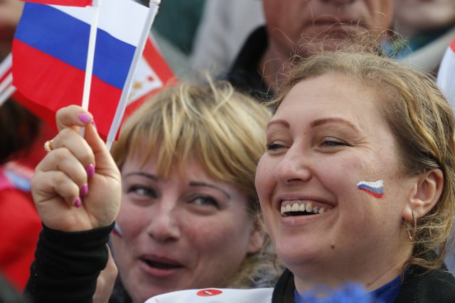 Obyvatelé Sevastopolu očekávají příjezd prezidenta Vladimira Putina u příležitosti oslav výročí ruské anexe Krymu. Foto: ČTK/AP