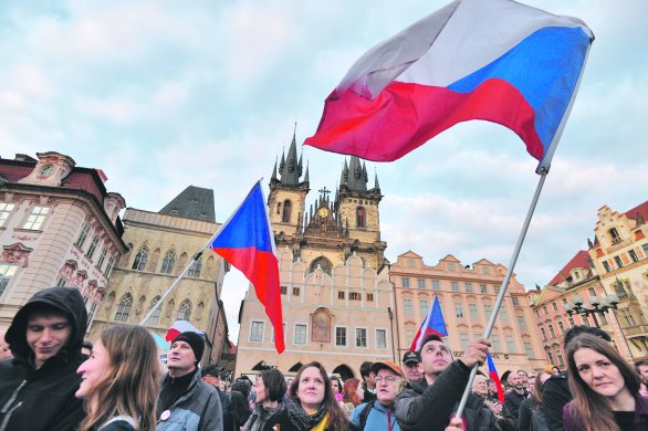 Jsou mladí, nepoznamenaní totalitou a vědí, co chtějí. Tisíce lidí protestovaly na Staroměstském náměstí v Praze 6. května 2019 proti jmenování Marie Benešové ministryní spravedlnosti. Foto: ČTK