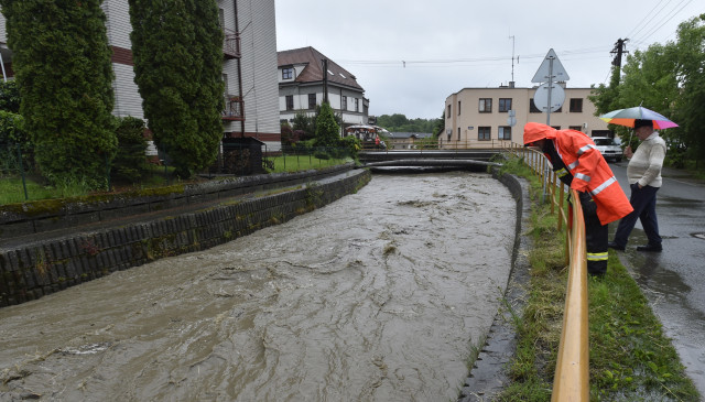 Hladiny několika toků ve Zlínském kraji 22. května 2019 kvůli vytrvalému dešti stouply. Ve 13.00 platil první povodňový stupeň na šesti tocích, zejména na Vsetínsku. Na snímku z odpoledních hodin 22. května je řeka Lutoninka ve Vizovicích na Zlínsku.