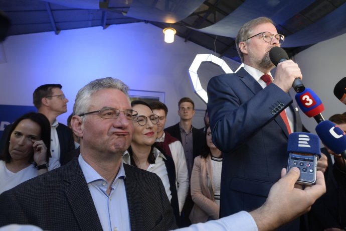 Lídr evropské kandidátky ODS Jan Zahradil (vlevo) a šéf strany Petr Fiala mohli být jako jedni z mála s výsledky voleb zcela spokojeni. Foto: ČTK