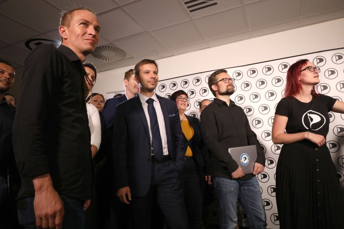 Předseda Pirátů Ivan Bartoš a současní europoslanci strany. Foto: Ludvík Hradilek, Deník N