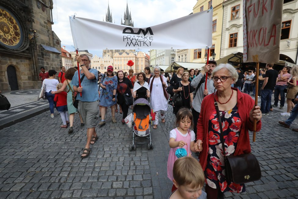 Vzpomínkový pochod Pražských matek po třiceti letech. Foto: Ludvík Hradilek, Deník N