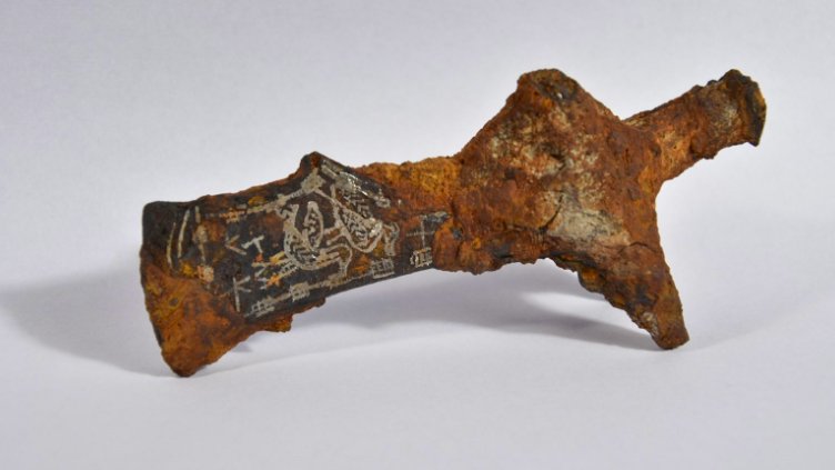 Železná sekera zdobená stříbrem z raného středověku. Foto: Muzeum východních Čech v Hradci Králové