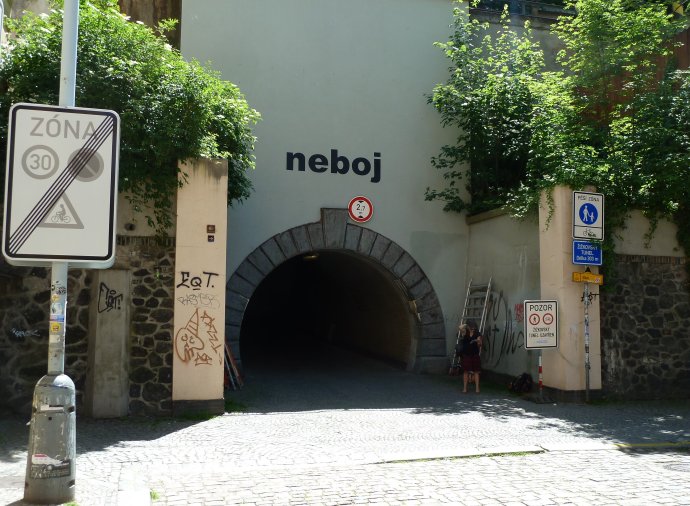 Nápisů Neboj je v Brně hned několik. V Praze ale jen nad tunelem pro pěší v Karlíně. Foto: Timo