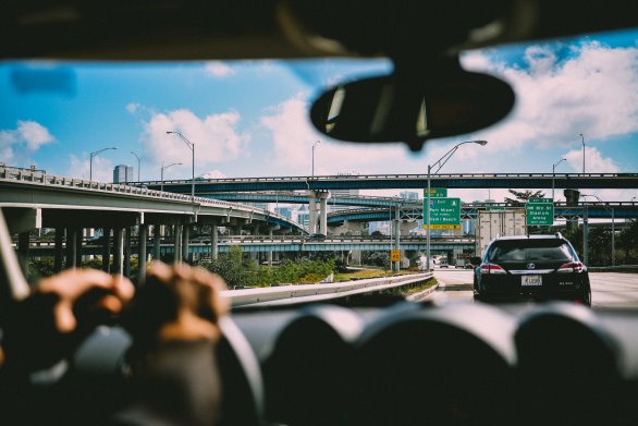 Příjezdová cesta do Miami je tak složitá, že ji někdy nestíhá ani navigace v telefonu. Foto: Andras Vas, Unsplash