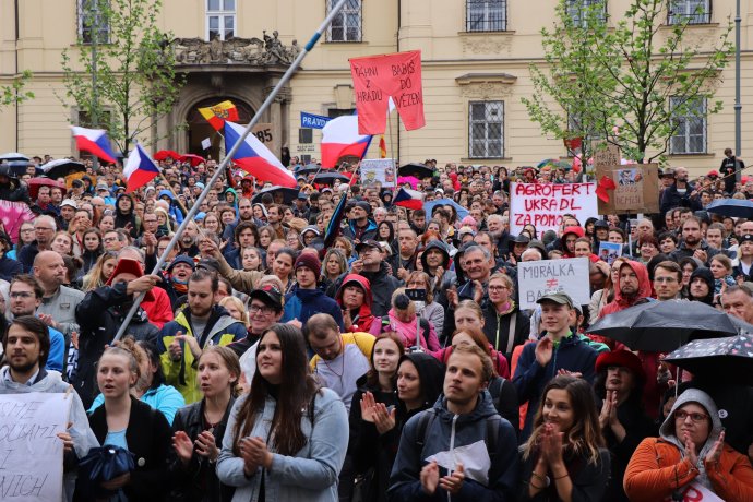V Brně se sešlo na Dominikánském náměstí asi pět tisíc lidí. Foto: Karolína Poláčková