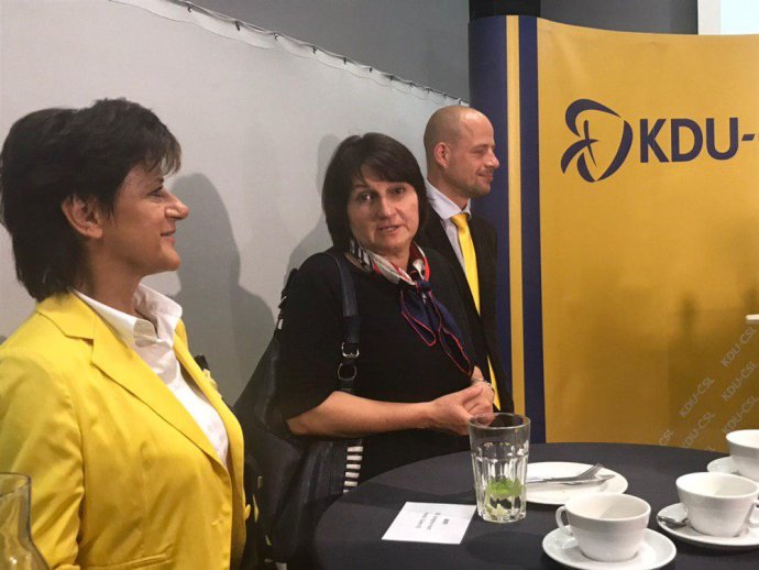 Kandidáti KDU-ČSL (zleva) Nina Nováková, Michaela Šojdrová a Lukáš Pachta. Foto: Adéla Skoupá, Deník N