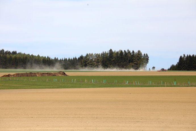 Půdu na vysušených polích utužuje těžká technika. Foto: Ludvík Hradilek, Deník N