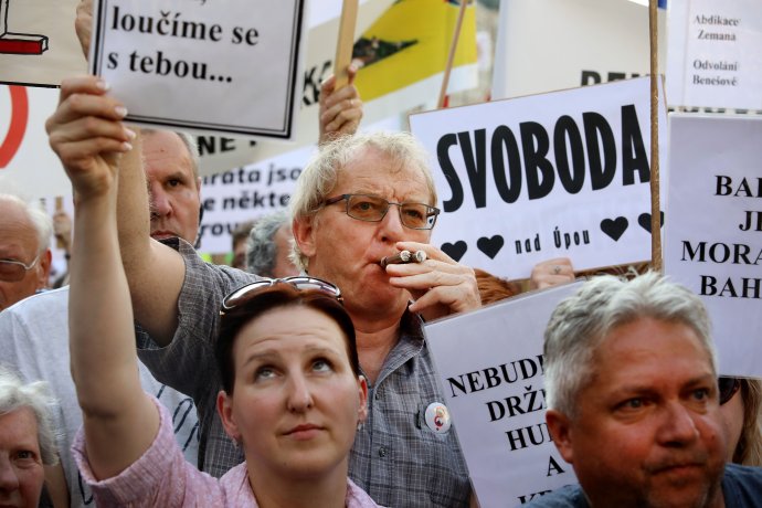 Demonstranti na zaplněném Václavském náměstí. Foto: Ludvík Hradilek, Deník N