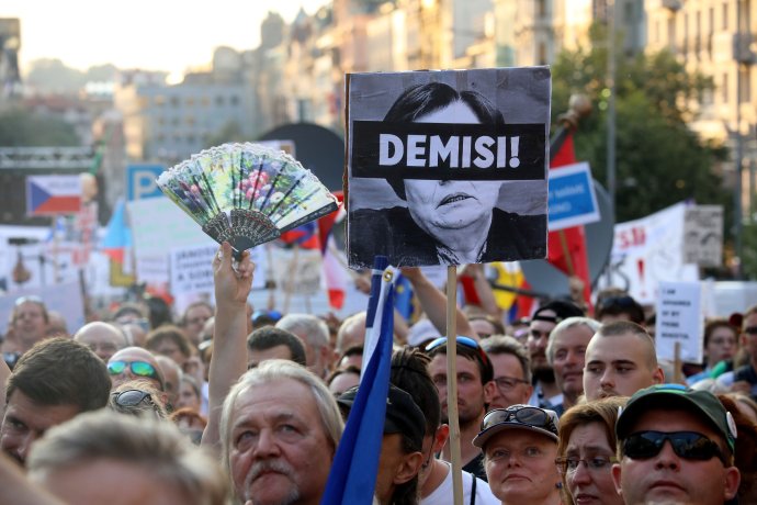 Lidé žádají demisi. Foto: Ludvík Hradilek, Deník N