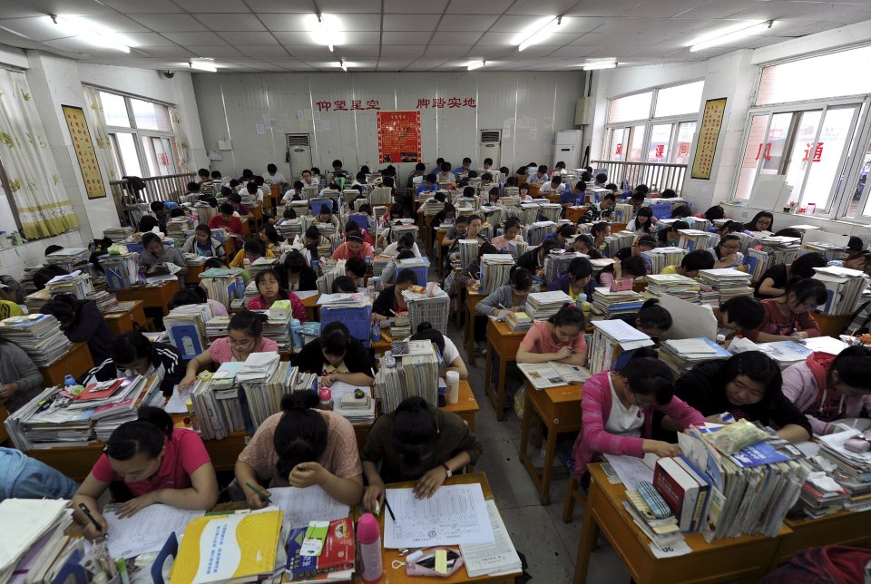 Zavaleni knihami a papíry: čínští středoškoláci se připravují na závěrečné zkoušky. Foto: Reuters, Stringer