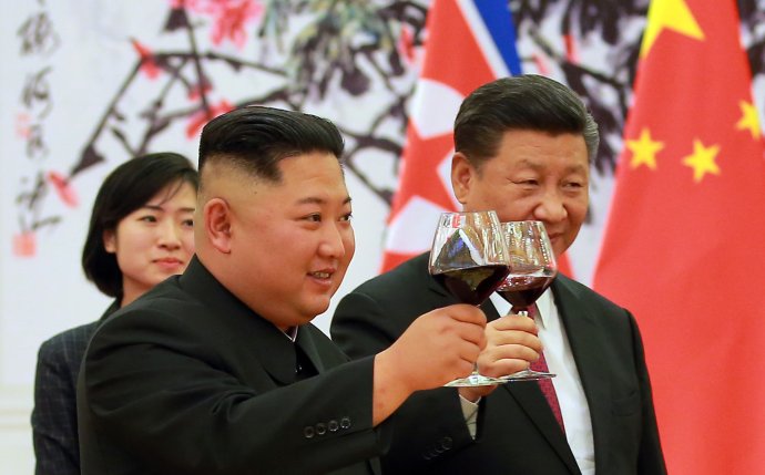 Archivní přípitek v Pekingu, nedatovaný snímek zveřejněný 20. června 2018. Foto: KCNA via Reuters