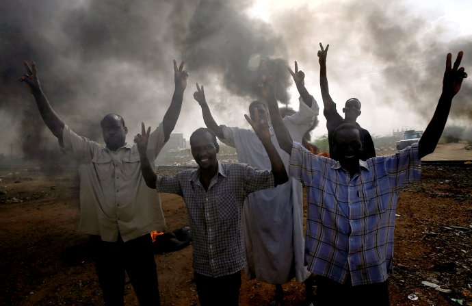 Demonstranti v súdánském hlavním městě Chartúmu požadují, aby Přechodná vojenská rada předala moc civilní vládě. 3. 6. 2019. Foto: Reuters