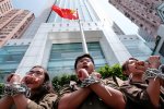 Symbolické řetězy: protestující hongkongští studenti výmluvně ukazují, co si myslí o sílící moci KS Číny u nich doma. Foto: Tyrone Siu, Reuters