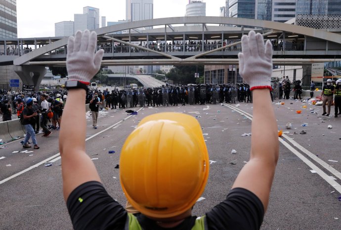 Protestující gestikuluje během demonstrace v Hongkongu proti návrhu zákona o vydávání obviněných a odsouzených do pevninské Číny. 12. června 2019. Foto: Tyrone Siu, Reuters