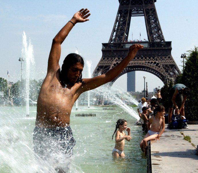 Rozpálená Paříž. Foto: Philippe Wojazer, Reuters