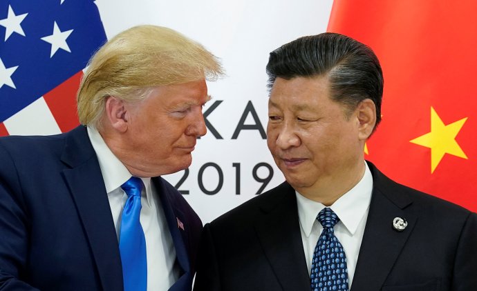 Bývalý americký prezident Trump se svým čínským protějškem Si. V Číně už ke změně hospodářské politiky došlo, ve Spojených státech k tomu může dojít po prezidentských volbách. Foto: Kevin Lamarque, Reuters