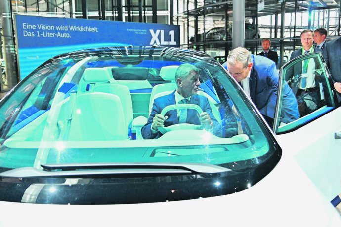 Andrej Babiš ve vozu Volkswagen. Foto: Úřad vlády
