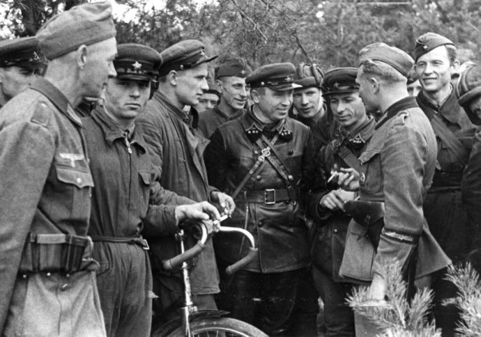 Příslušníci Rudé armády a Wehrmachtu v družném hovoru poté, co sovětská a německá vojska obsadila v roce 1939 Polsko. Foto: Wikimedia Commons