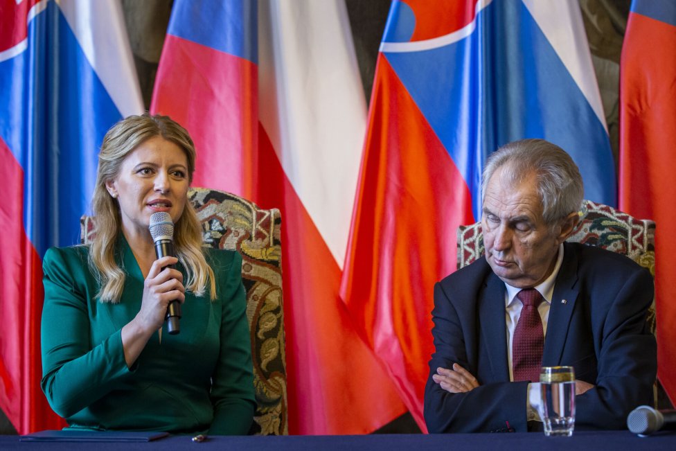 Slovenská prezidentka Zuzana Čaputová se svým protějškem Milošem Zemanem. Foto: Gabriel Kuchta, Deník N