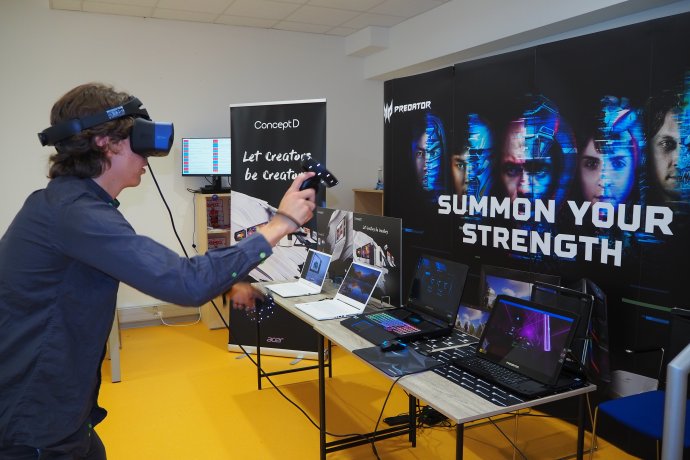 Kdo si chtěl VR vyzkoušet na vlastní oči, uši a tělo, měl dost možností. Foto: VR Fest