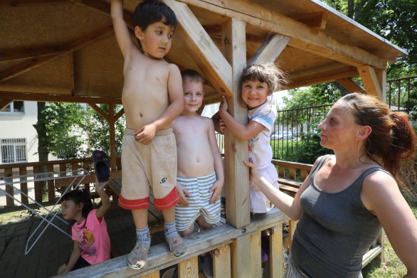 Dočasní obyvatelé azylového domu v Mostě. Ženy s dětmi v nouzi zde mohou zůstat až rok, většinou se jim nový domov ale povede najít dříve. Foto: Ludvík Hradilek, Deník N