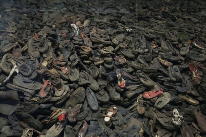 Boty popravených židů jsou dodnes k vidění v bývalém koncentračním táboře Osvětim. Foto: Somer, ABACA/ČTK