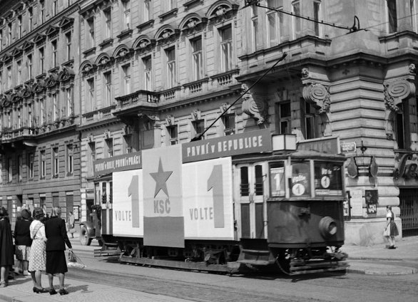 Květen 1946. Předvolební agitace KSČ v ulicích Prahy před na dlouhou dobu posledními relativně svobodnými volbami. Foto: ČTK