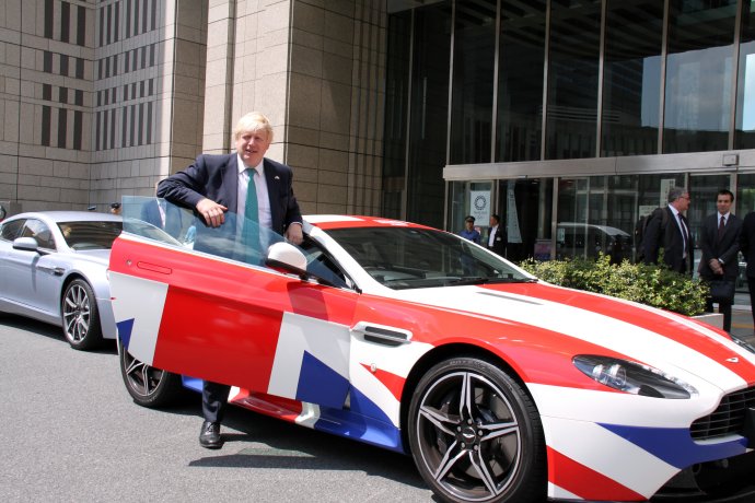 Bývalý ministr zahraničí Velké Británie Boris Johnson u automobilu v barvách britské vlajky. Foto: Britská ambasáda v Tokiu, 2017