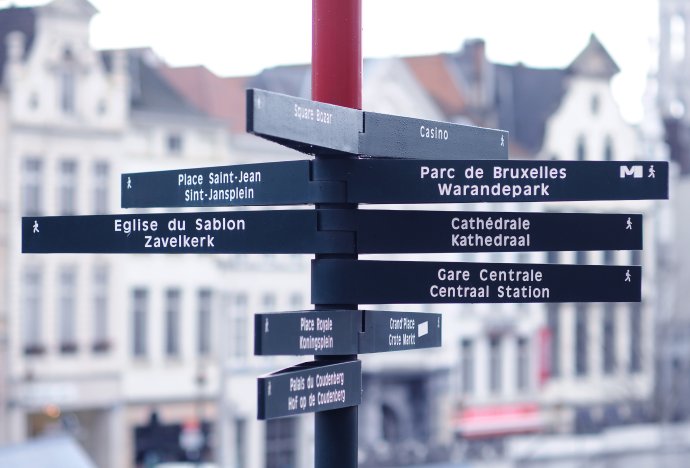 Pro federální, oficiálně dvojjazyčný Brusel typické směrovky s nápisy v nizozemštině a francouzštině. Foto: Fotolia