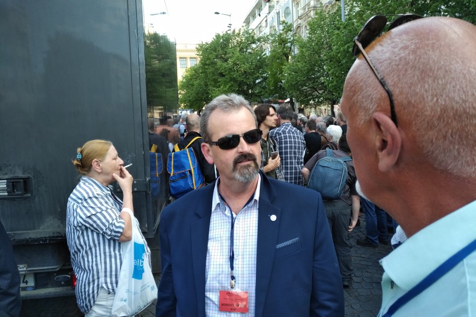 Poslanec SPD Jiří Kohoutek na předvolebním mítinku před evropskými volbami. Foto: Jan Moláček, Deník N
