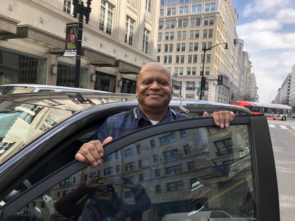 Calvin Harrick je řídič Uberu ve Washingtonu. Nejraději vozí turisty, protože jsou nadšení z místních památek. Foto: Jana Ciglerová, Deník N