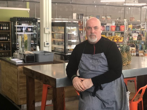 Šéfkuchař Jonny NoBones se specializuje na veganskou stravu. Vede restauraci ve Fort Lauderdale. Foto: Jana Ciglerová, Deník N