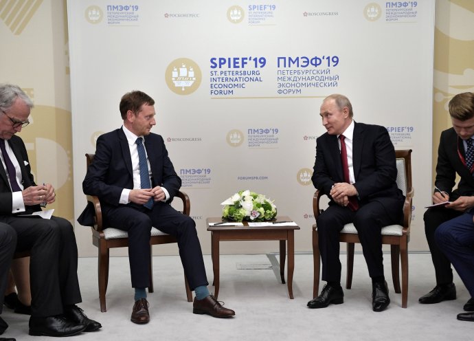 Předseda vlády německé země Sasko Michael Kretschmer (CDU) s ruským prezidentem Vladimirem Putinem na konferenci St. Petersburg International Economic Forum (SPIEF) 7. června 2019. Foto: Alexej Nikolskyj / Sputnik / Kreml via Reuters