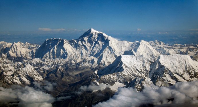 Mount Everest uprostřed, pohled z jihu. Foto: Wikimedia/cc
