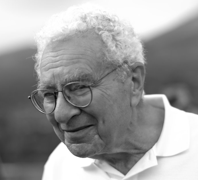 Murray Gell-Mann (1929–2019). Objevil, co je uvnitř „elementárních“ částic.
