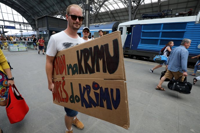 Do Prahy přijíždějí účastníci demonstrace na Letné. Foto: Ludvík Hradilek, Deník N