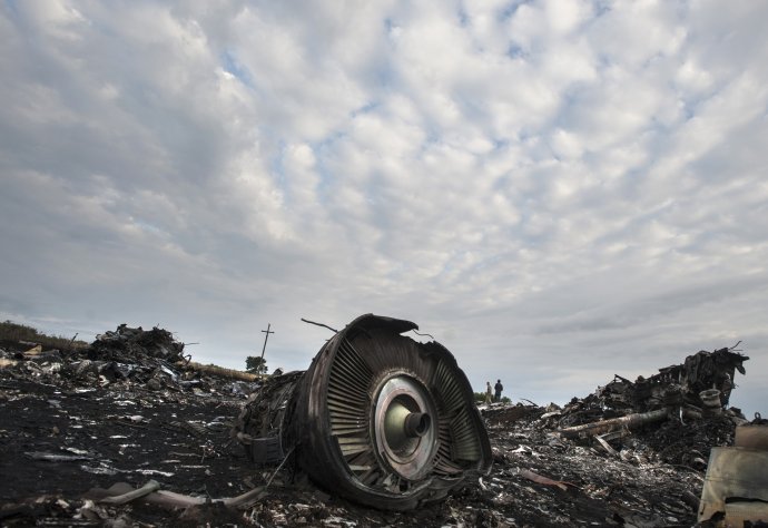 Trosky letadla Boeing 777 malajsijských aerolinek s 298 lidmi na palubě sestřeleného 19. 7. 2014 během letu MH17 z Amsterodamu do Kuala Lumpuru nad východní Ukrajinou podle obvinění nizozemských vyšetřovatelů ruskými vojáky a ruskou technikou. Foto: Jevgenij Maloletka, AP/ČTK