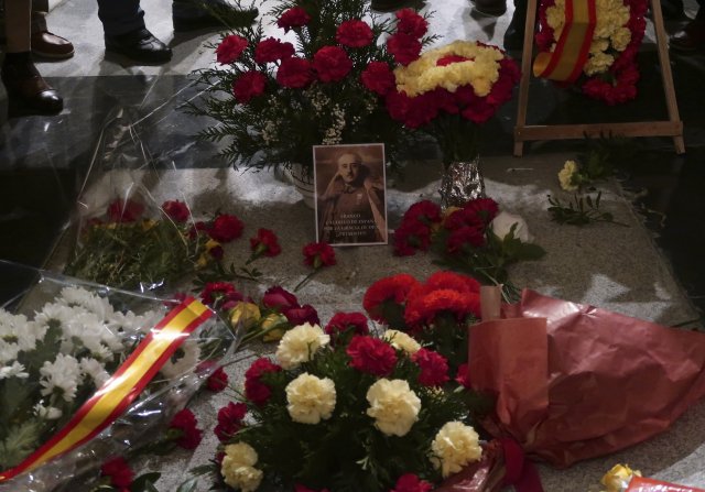 Při každém výročí smrti někdejšího diktátora Francisca Franca přijíždějí mnozí Španělé položit květiny k jeho hrobce v památníku v Údolí padlých nedaleko Madridu. Foto: ČTK/AP