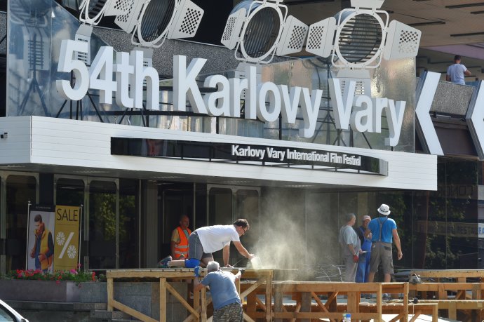 Vstupní rampa do karlovarského hotelu Thermal, který se připravuje na nadcházející 54. ročník mezinárodního filmového festivalu. Foto: ČTK