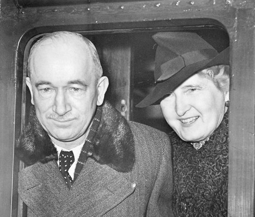 Ponížený prezident. Edvarda Beneše a jeho paní Hanu zachytil fotograf krátce po mnichovské krizi v roce 1938 na londýnském nádraží před jejich cestu do amerického exilu. Foto: ČTK/Süddeutsche Zeitung/Scherl