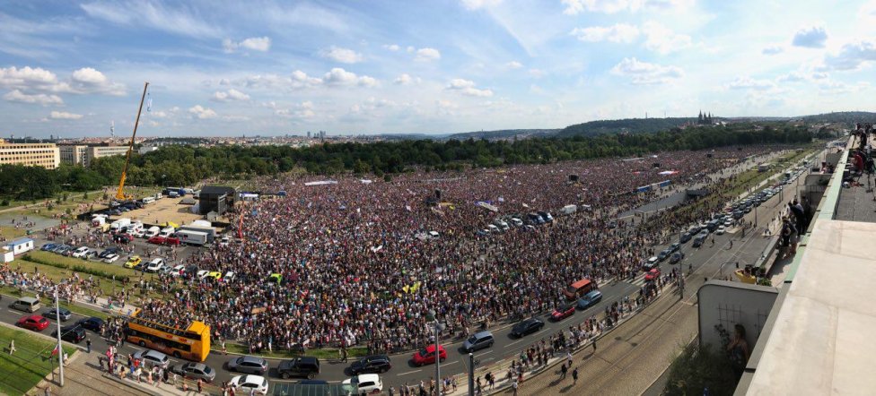 Panoramatický snímek Letenské pláně dává představu, jak velký počet lidí dorazil do Prahy na protivládní demonstraci Milionu chvilek pro demokracii. Foto: Gabriel Kuchta, Deník N