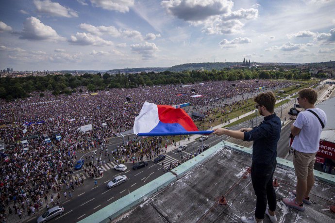 Zaplněná Letná vyzývá k demisi premiéra Andreje Babiše. Foto: Gabriel Kuchta, Deník N