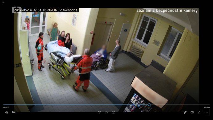 Záznam z bezpečnostní kamery na chodbě pardubické nemocnice. Krvácejícího Adama po dlouhých minutách čekání převáží záchranáři. Foto: Reprofoto ČT