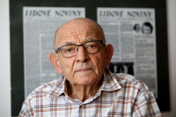 Luboš Dobrovský byl novinářem, myčem oken, kotelníkem, ministrem obrany i velvyslancem. Foto: Ludvík Hradilek, Deník N