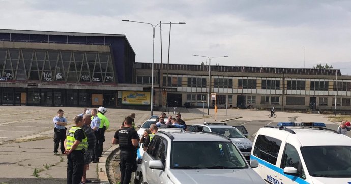 Policisté kontrolují dobrovolníky před nádražím ve Vítkovicích. Foto: Facebook Food Not Bombs Ostrava