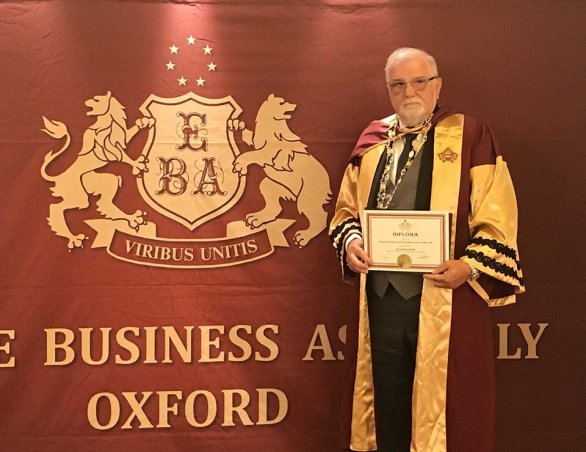 Jaroslav Hanák při předání „oxfordského“ ocenění. FOTO: Svaz průmyslu a dopravy